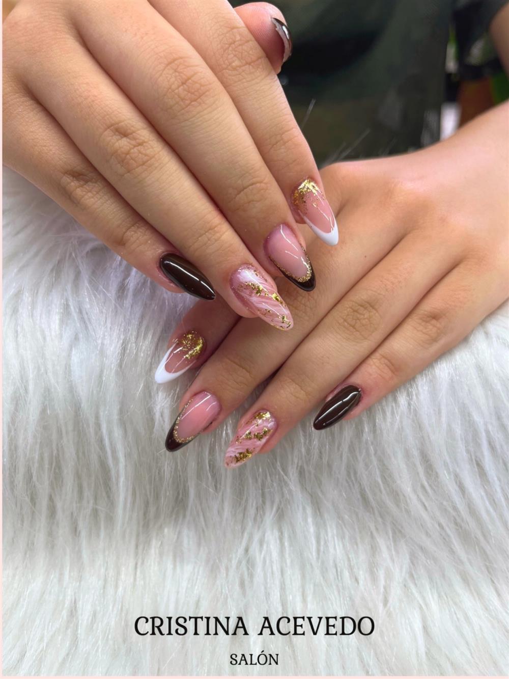 Uñas almendra en francés café con detalles