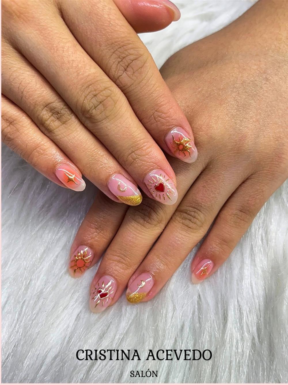 Uñas almendra con detalles dorados y corazones