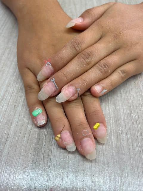 De uñas naturales a un diseño limón y azul