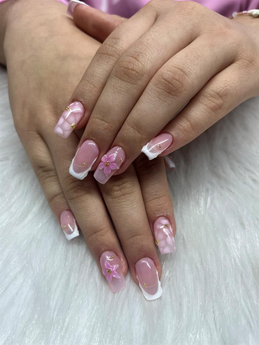 Uñas cuadradas en francés con flores rosadas