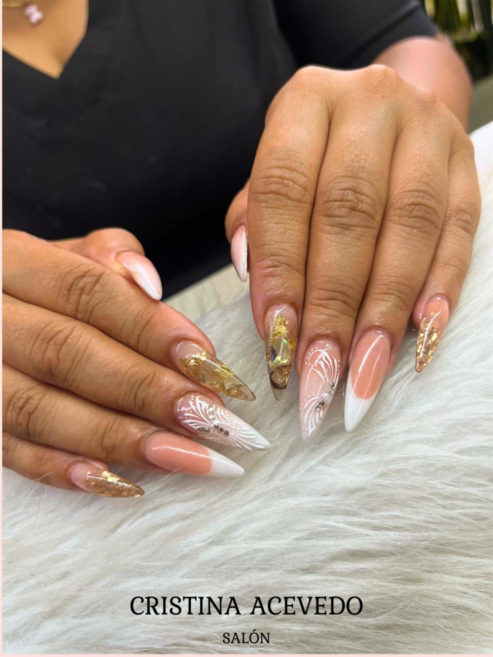 Uñas stiletto con detalles dorados