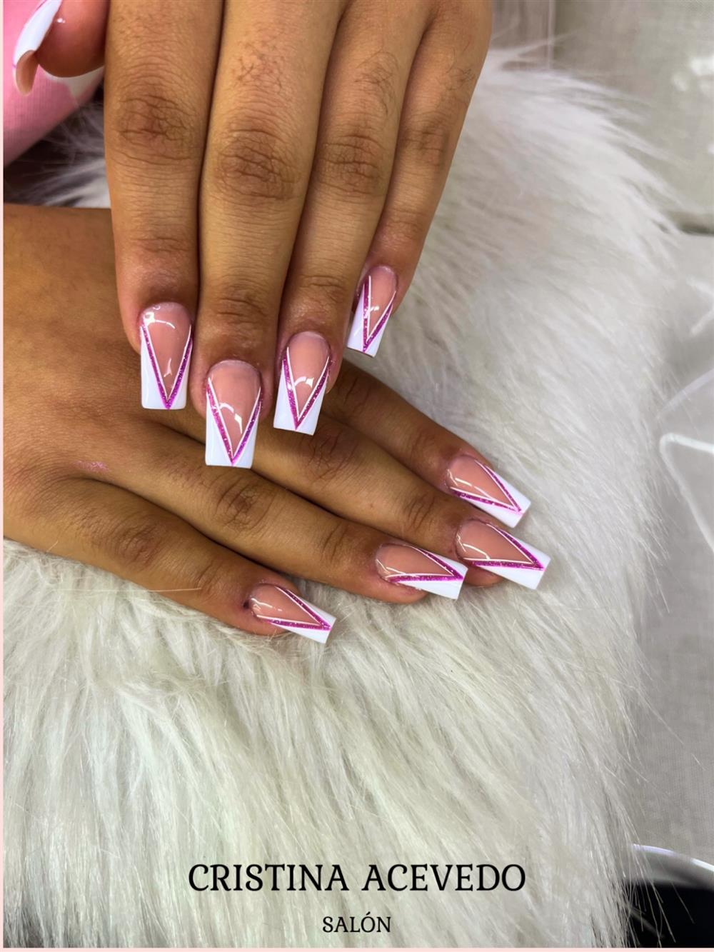 Uñas cuadradas en francés con líneas rosa