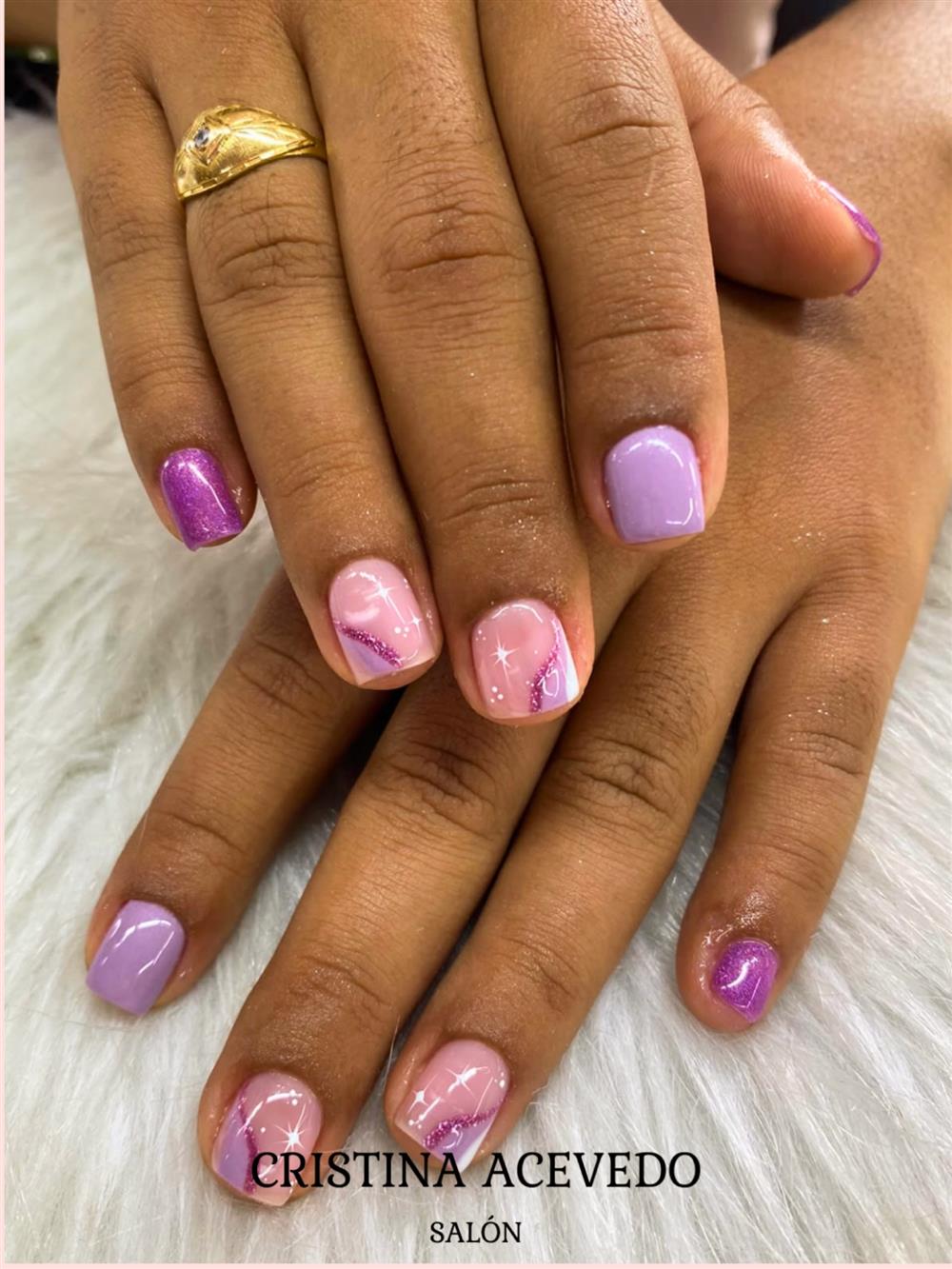 Uñas cortas en lila con detalles rosa