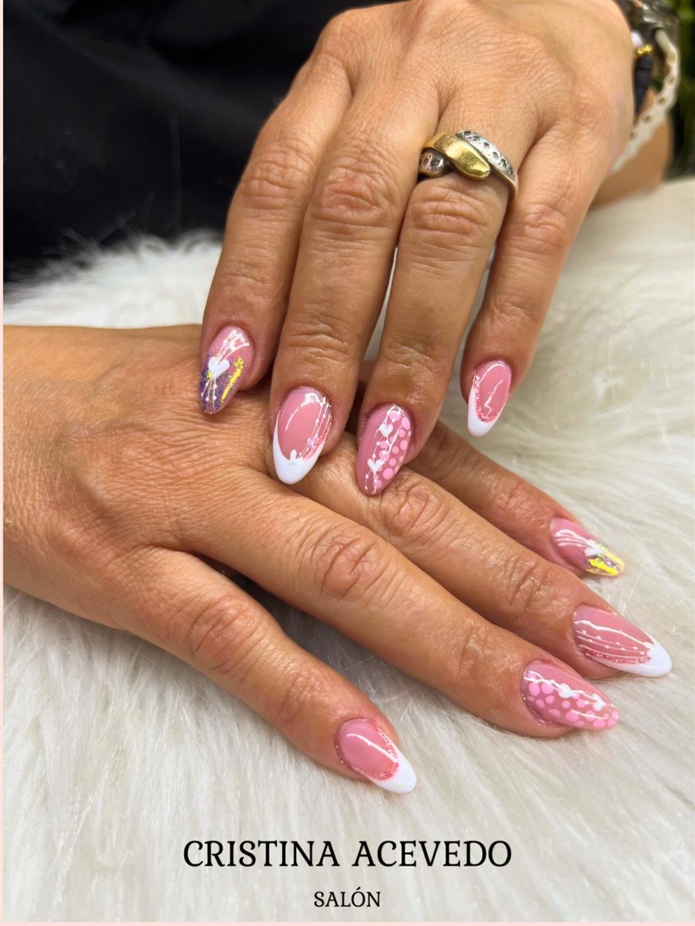 Uñas almendra en francés blanco con diseños