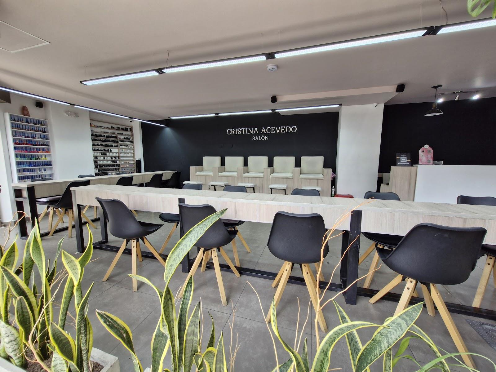 El salón de Cristina Acevedo: mesas de manicure, sillas negras y el logo en el muro
